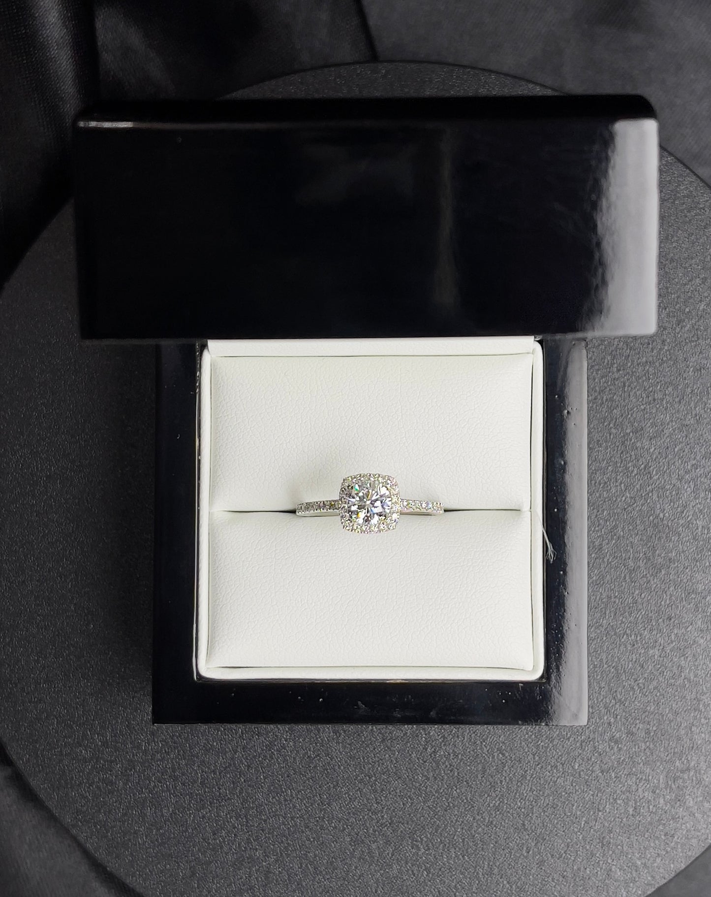 Anillo Halo diamante central redondo .75 ct, .37 ct diamantes naturales en halo y cuerpo