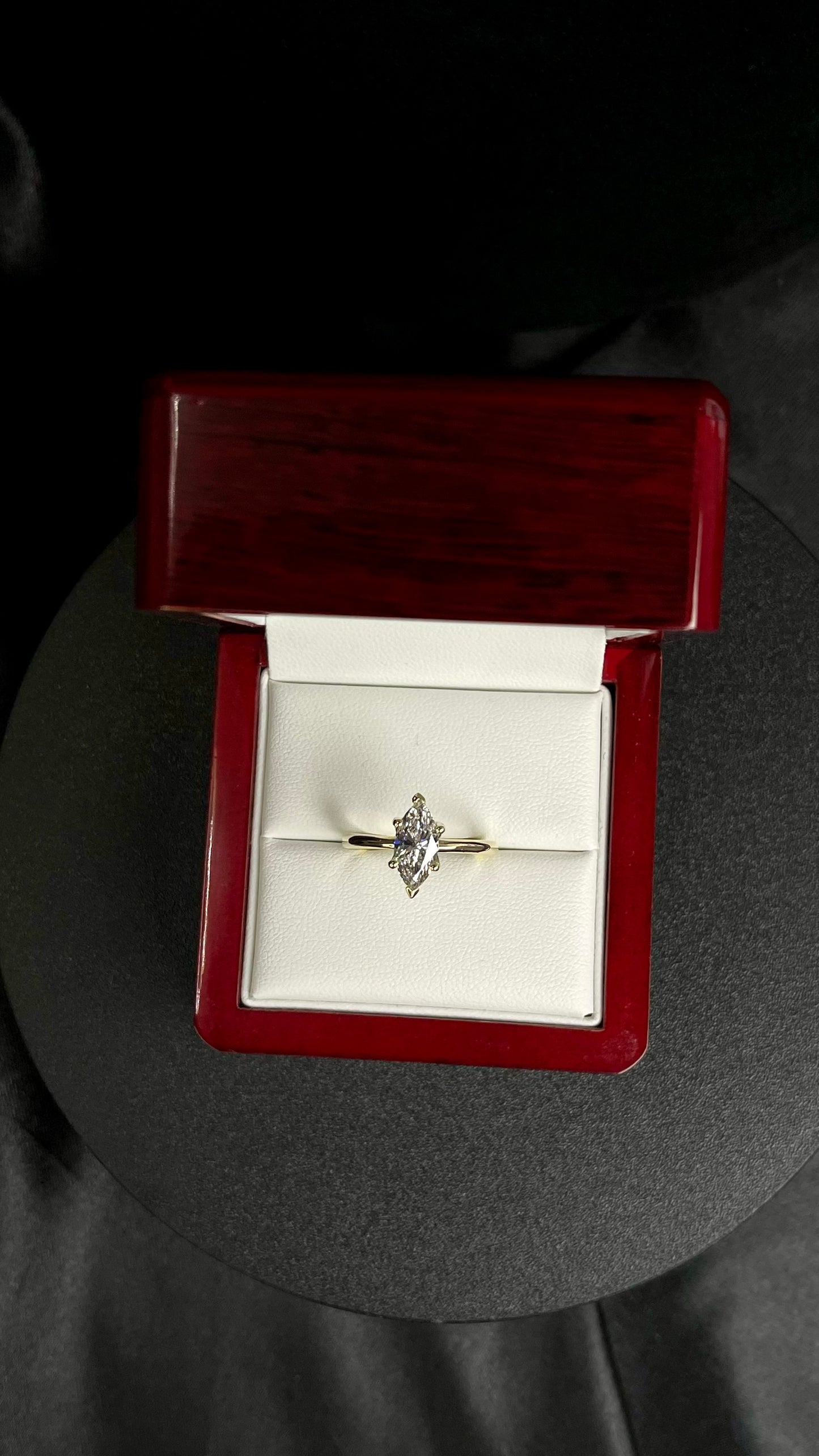 Anillo Solitario Marquise 1.23ct petal basket, 10k