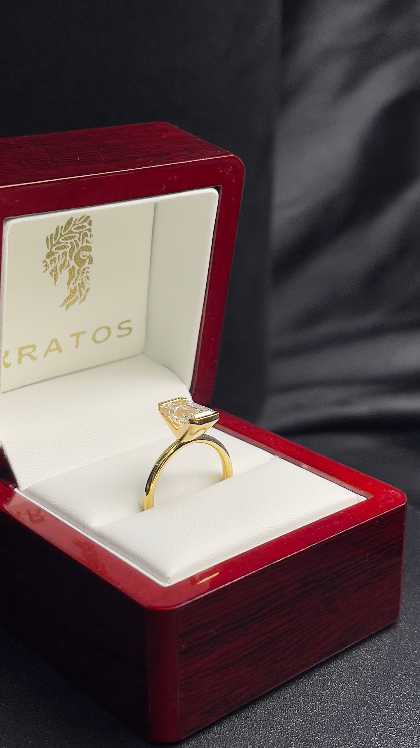 Anillo Solitario Corte Esmeralda 2.6 ct, Medio Bicel