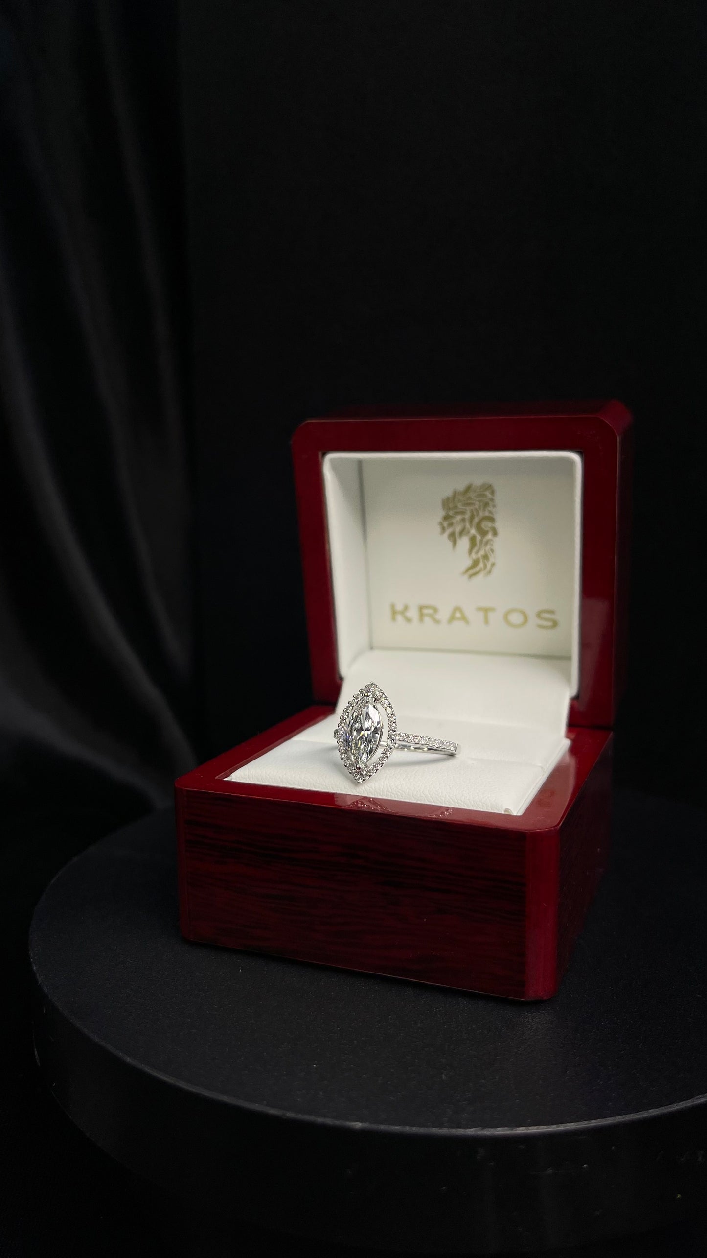 Anillo Marquise 1.03 cts con Halo 46RD .25 ct, 14k