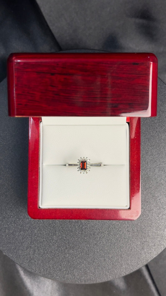 Anillo Diamante Deep Red 0.31ct, Halo 16RD 0.09ct diamantes naturales, 18k