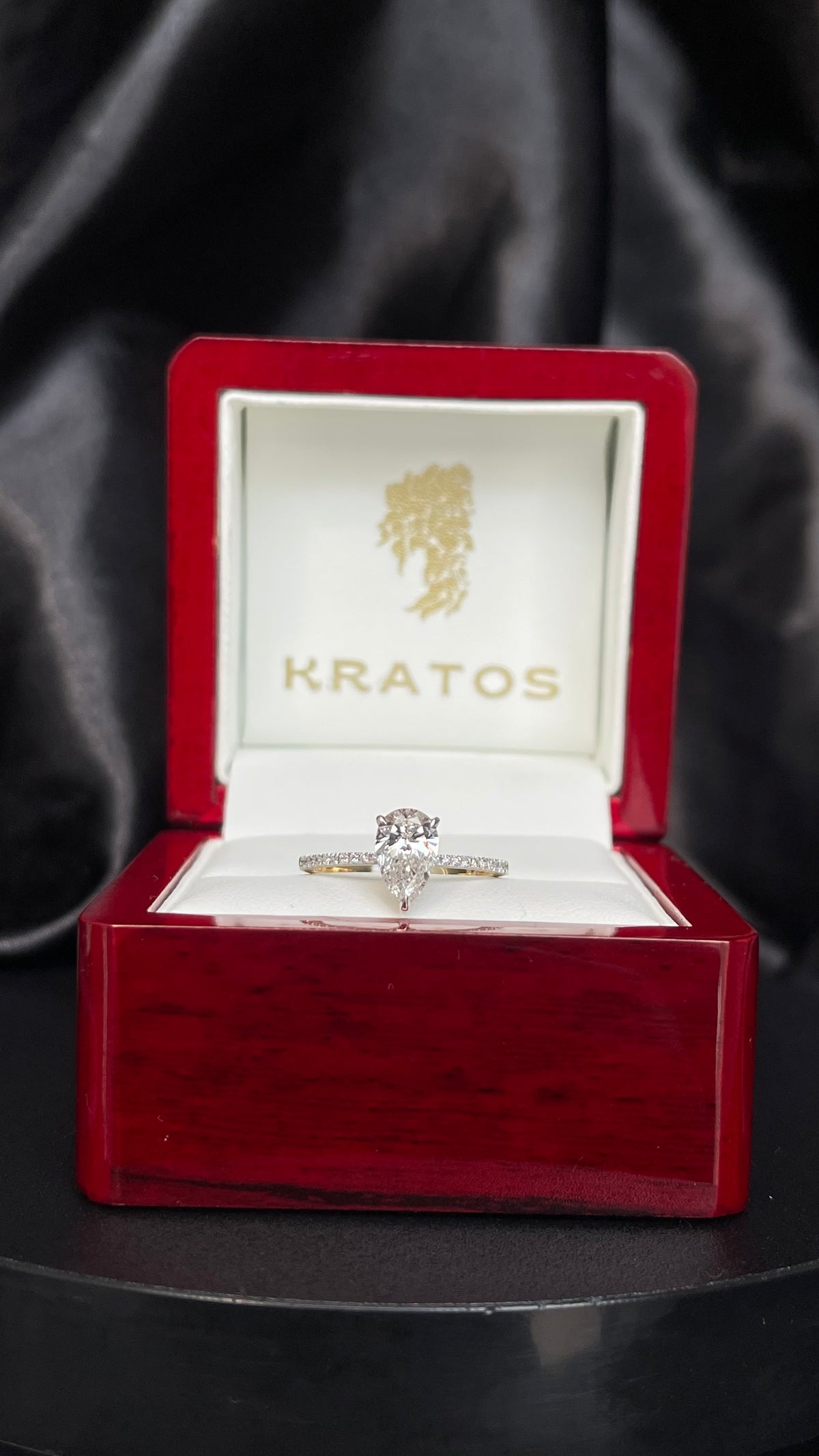 A. Compromiso pera .98ct laterales pave .13ct 14KYG