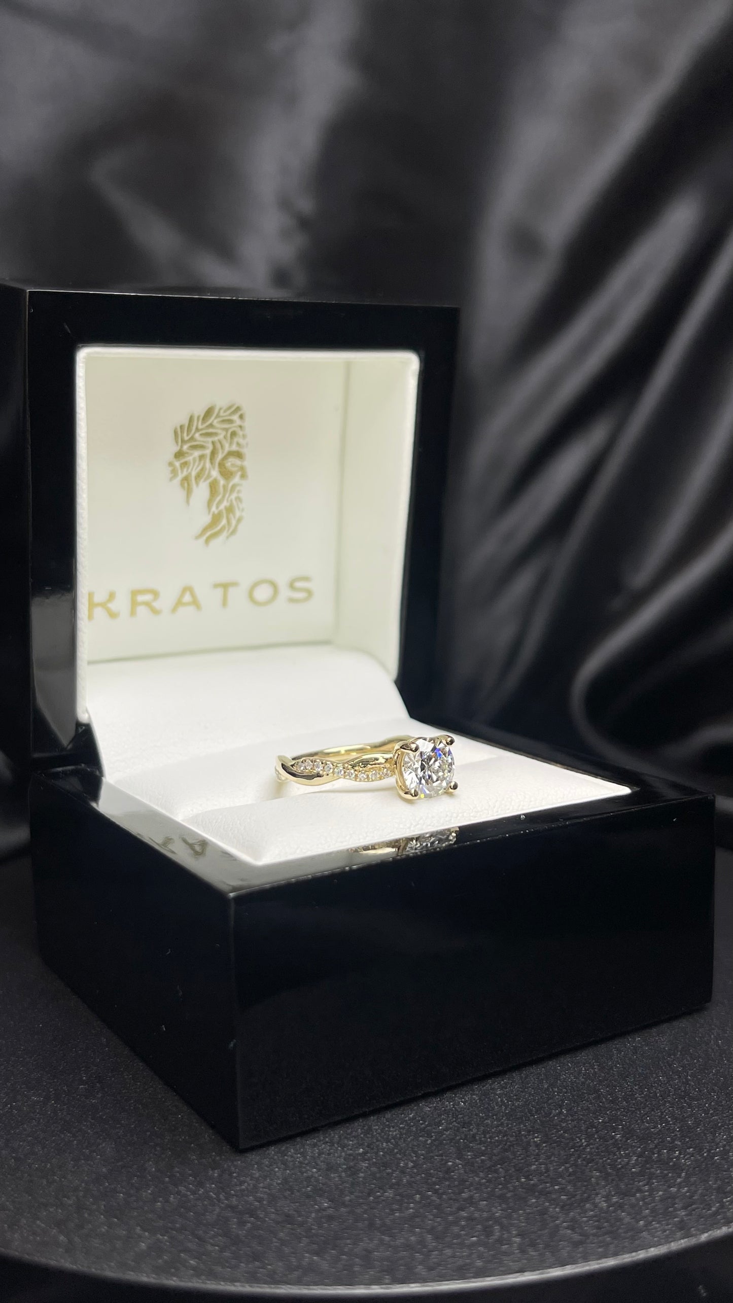 Anillo Compromiso Redondo 1.08 ct, cruzado 26d .13ct diamantes naturales 14k YG