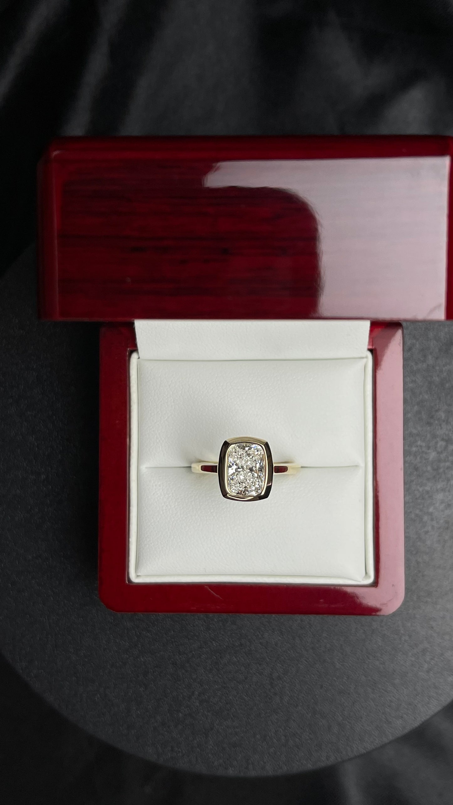 Anillo Compromiso Cushion Alargado 2.05ct, bezel