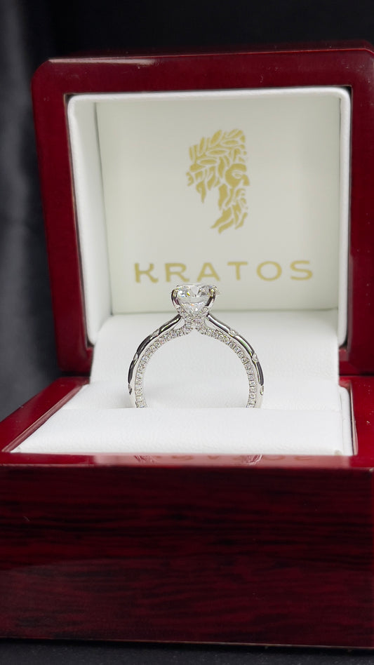 Anillo Corte Redondo 2.02ct, .79 diamantes nts en el cuerpo