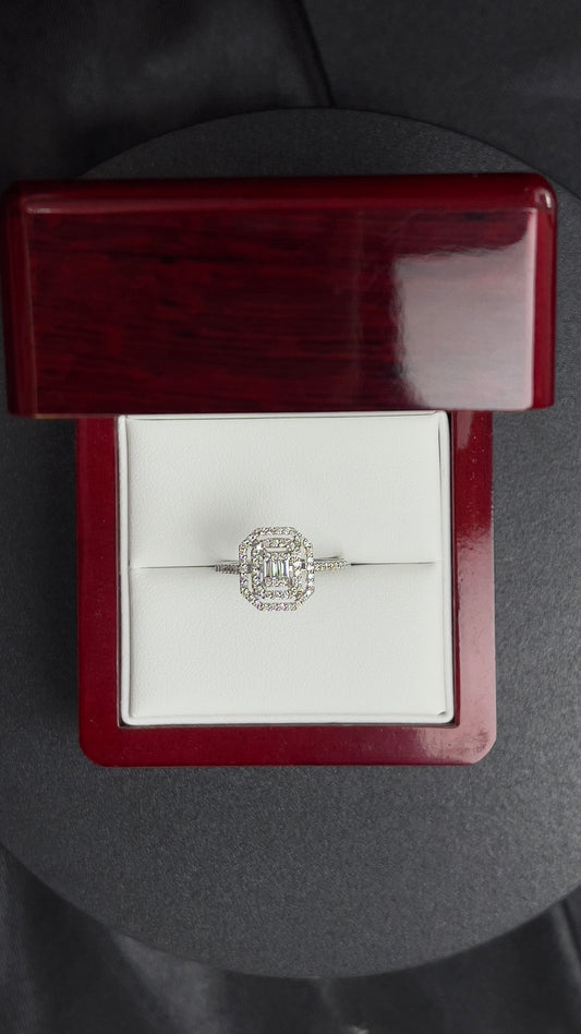 Anillo Octagonal Doble Halo 68RD .30ct, 3B 0.05ct centrales todo en diamantes naturales18k