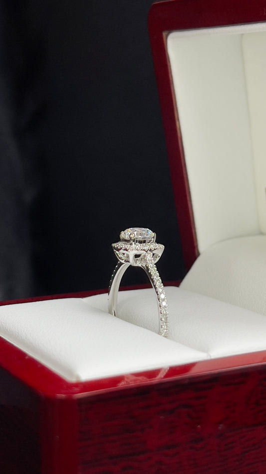 Anillo Halo diamante central redondo .75 ct, .37 ct diamantes naturales en halo y cuerpo