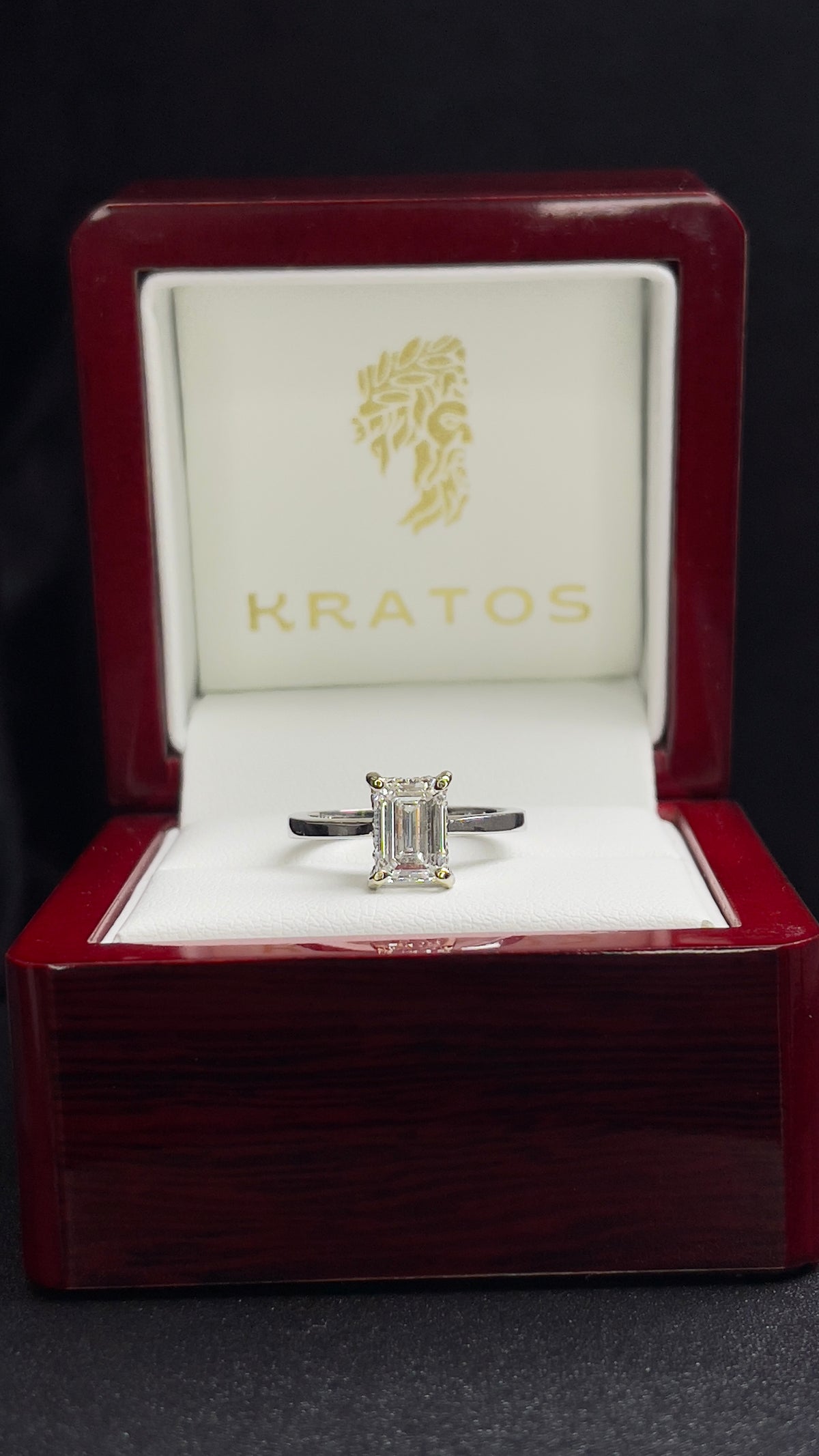 Anillo Corte Esmeralda 1.57ct, Hidden Halo .20 ct diamantes naturales