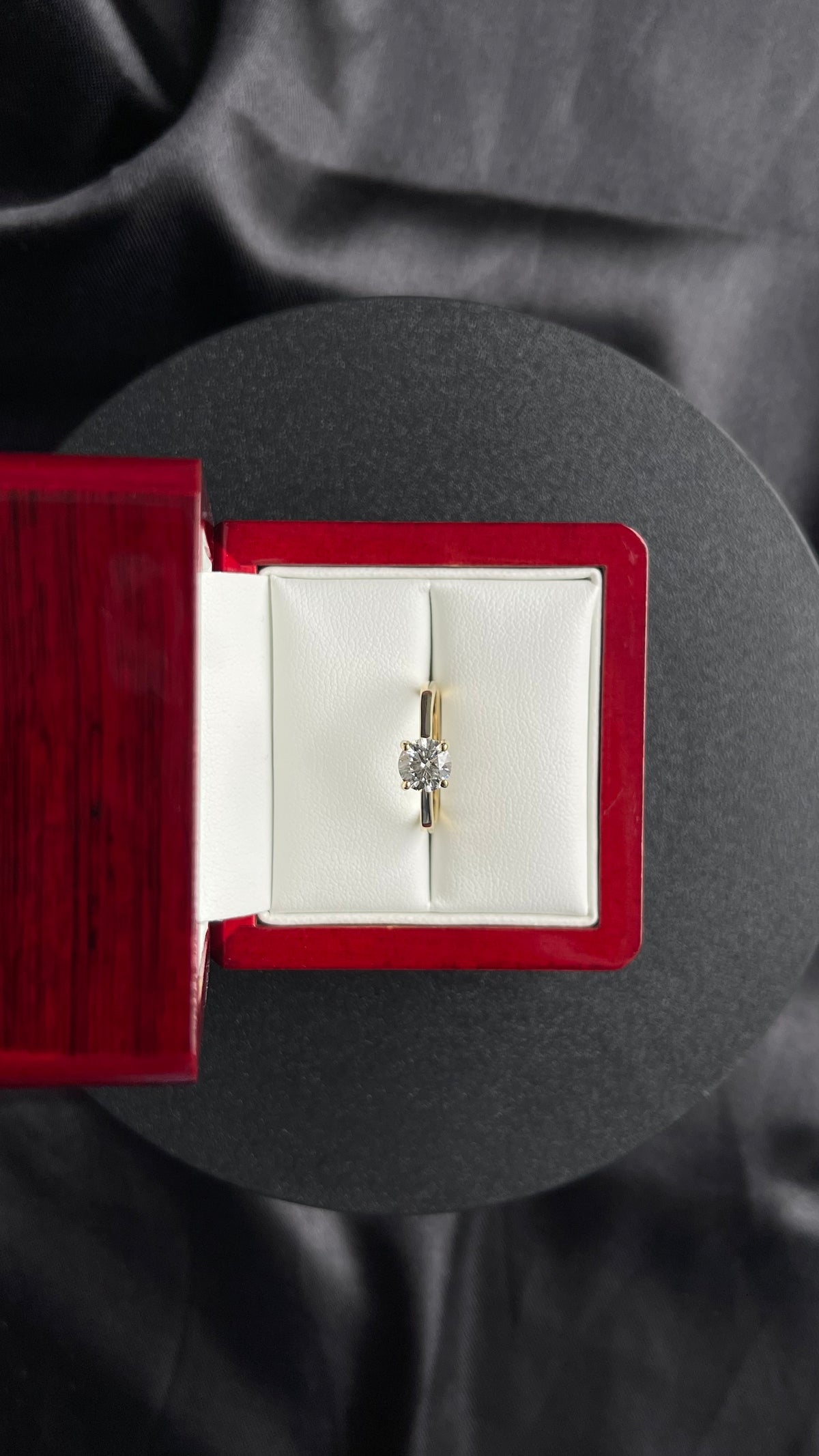 A. Compromiso Redondo 1.02ct, hidden halo 12rd .06ct naturales ,  14k, YG