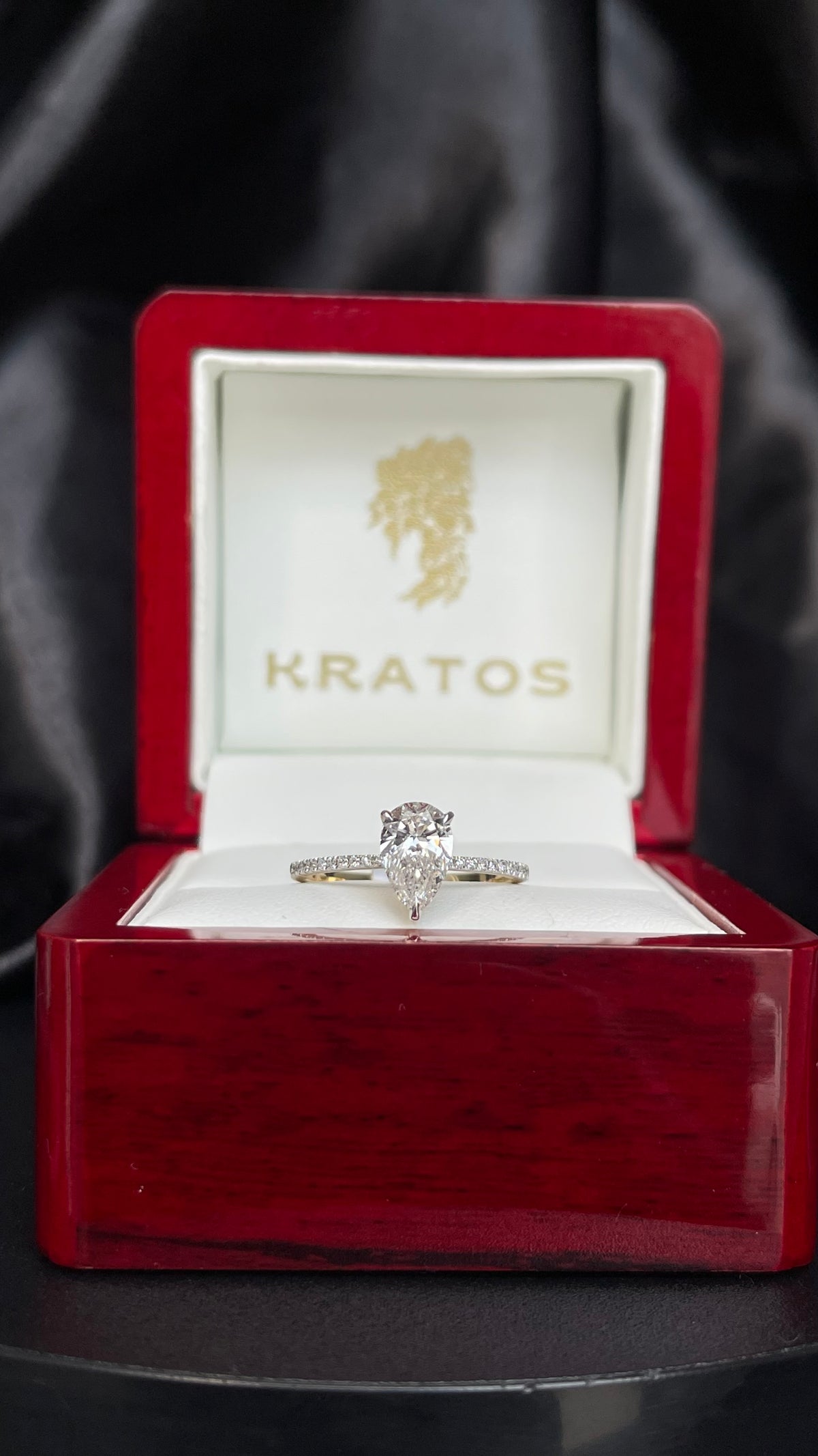 A. Compromiso pera .98ct laterales pave .13ct 14KYG