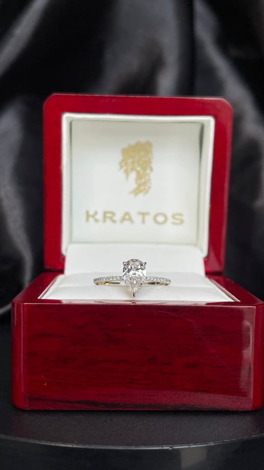 A. Compromiso pera .98ct laterales pave .13ct 14KYG