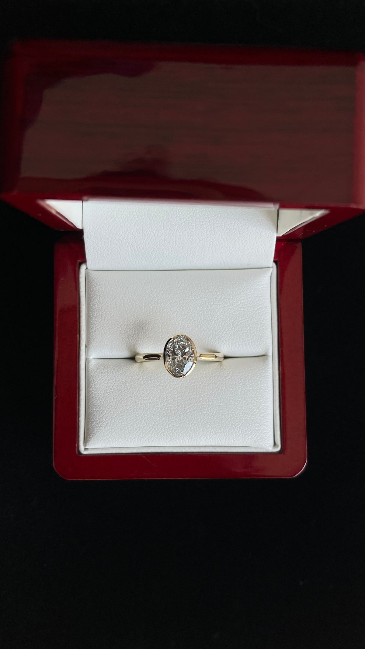 A. Compromiso Solitario Oval Bicelado YG 14k