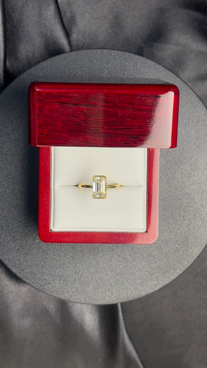 Anillo Solitario Corte Esmeralda 2.6 ct, Medio Bicel