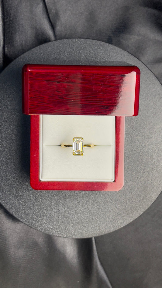 Anillo Solitario Corte Esmeralda 2.6 ct, Medio Bicel