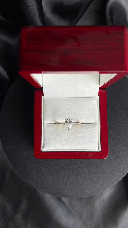 A. Compromiso pera .98ct laterales pave .13ct 14KYG