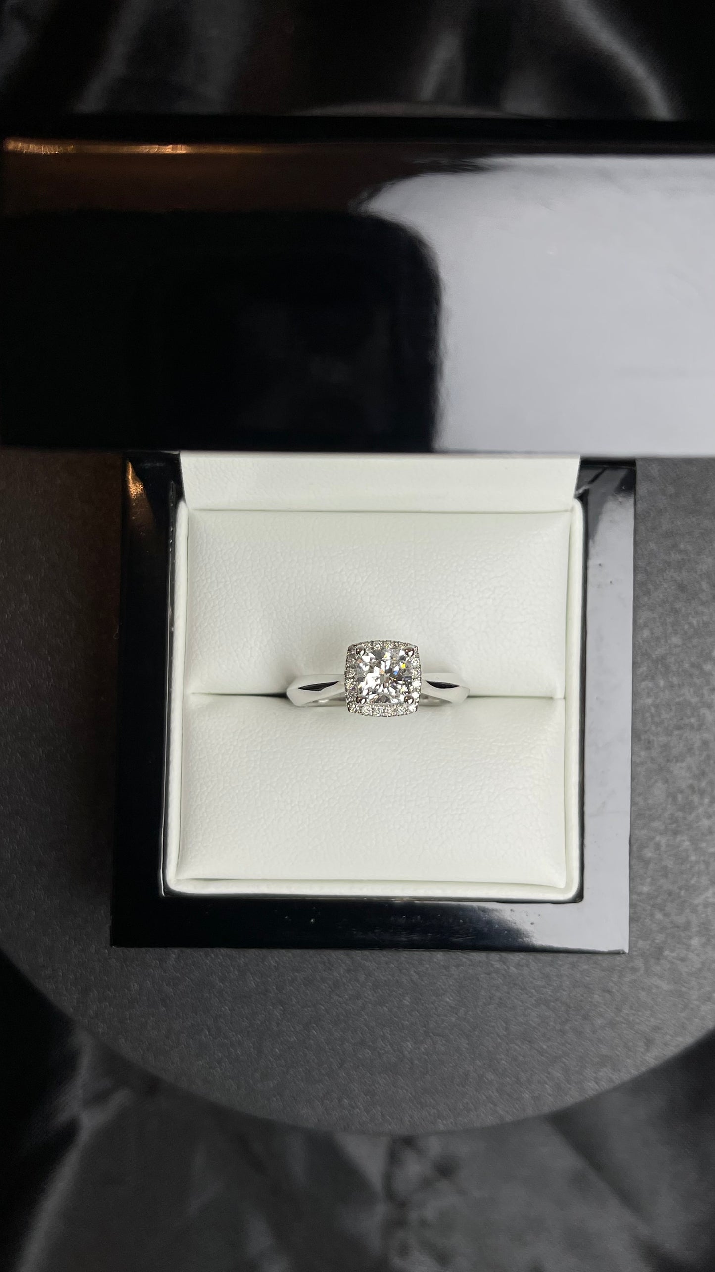 Anillo Compromiso Cushion Cuadrado 1.01, 20rd .10ct 14 WG