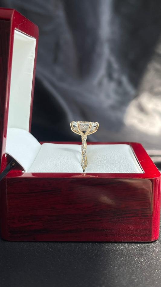 A. Compromiso Marquise 1.32cts, 62rds .38cts LG, doble banda cruzada
