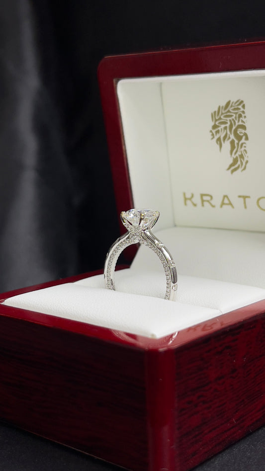 Anillo Corte Redondo 2.02ct, .79 diamantes nts en el cuerpo