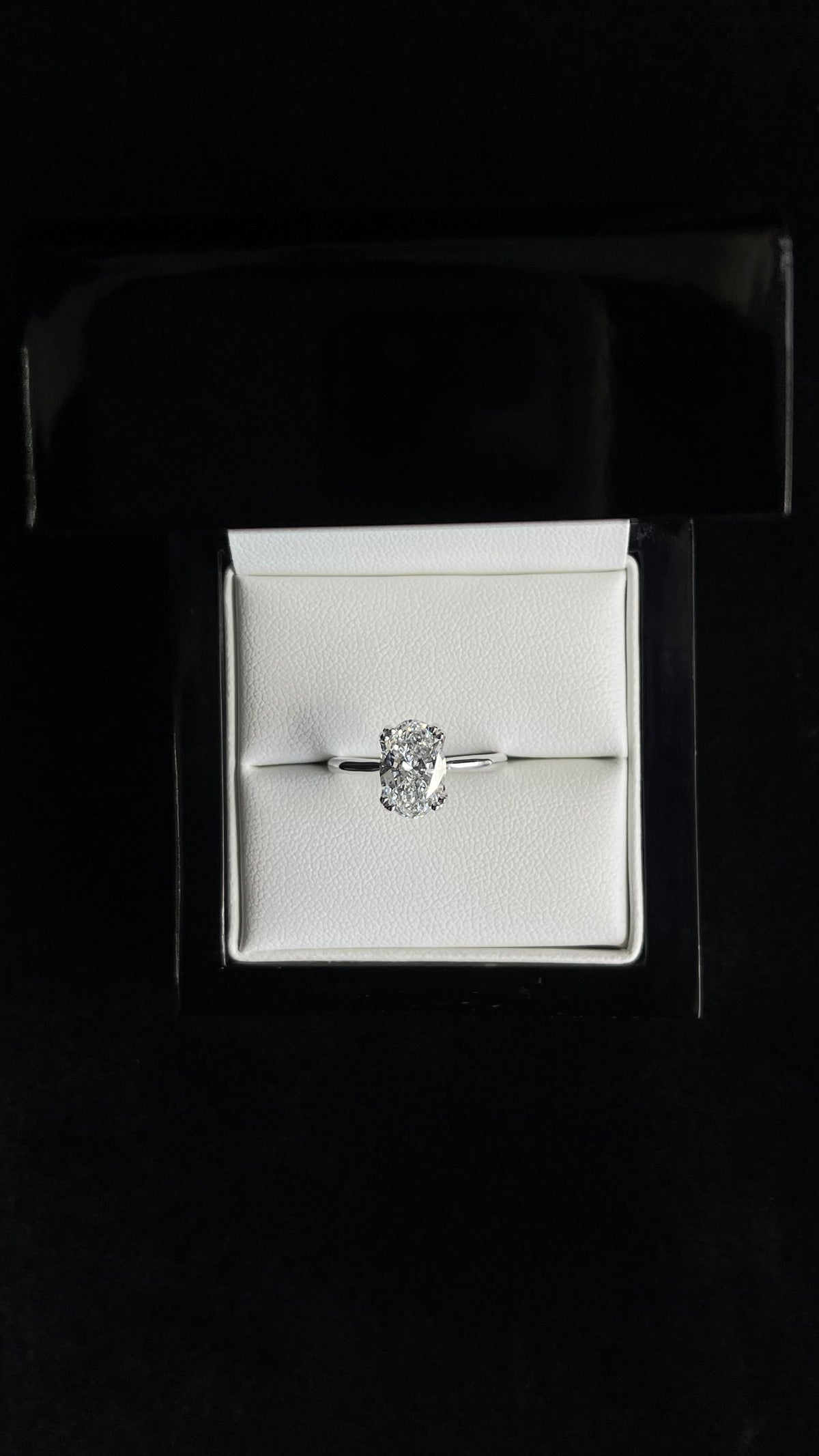 A. Compromiso Solitario Oval Tulip 14K WG 2.03ct