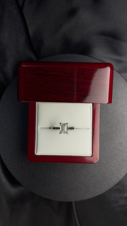 Anillo Corte Esmeralda 1.57ct, Hidden Halo .20 ct diamantes naturales
