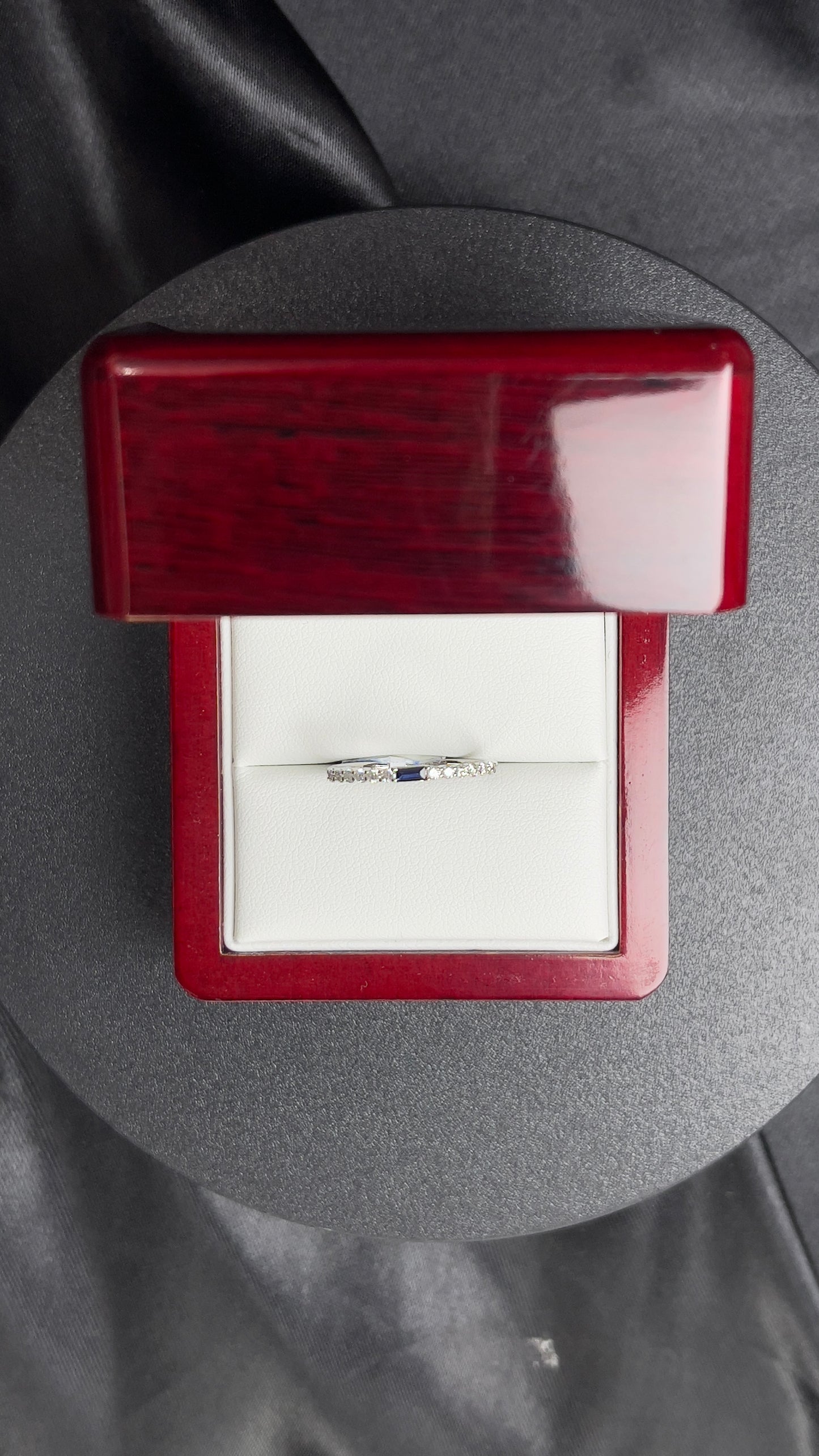 Churumbela Zafiro .09ct, 12rd 0.21ct diamantes naturales, 14k