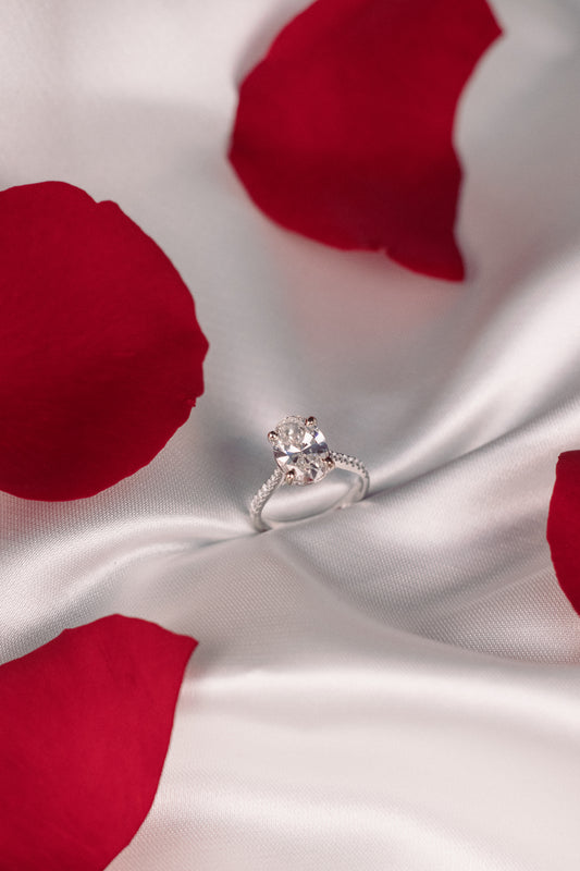 Anillo Oval 3.1 cts con laterales y diamante en puente oro blanco 18k